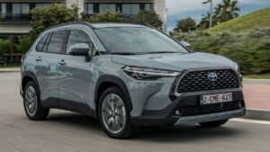 Toyota-Corolla-Cross-2023-kamera-selhani