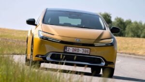 Toyota-Prius-phev-2023-kamera-selhani