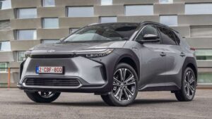 Toyota-bZ4X-2023-kamera-selhani