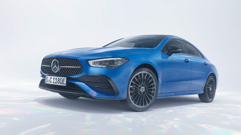 Mercedes-Benz-CLA-2024-pyropojistka-zraneni