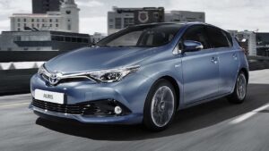 Toyota-Auris-2018-palivo-pozar