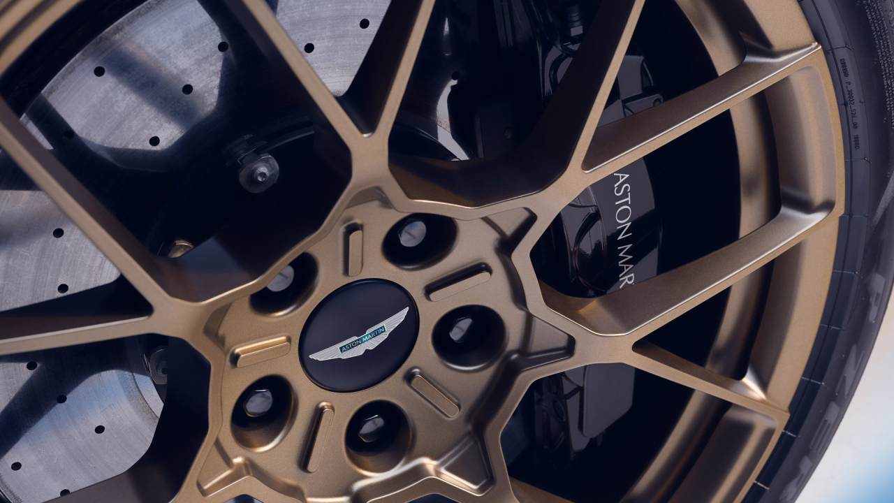 Aston_Martin-Vanquish-posilovac-brzd-selhani-kba